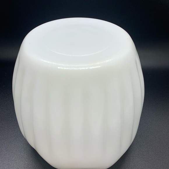 Vintage translucent white milk glass “tulip” bowl vase - Picture 3 of 5